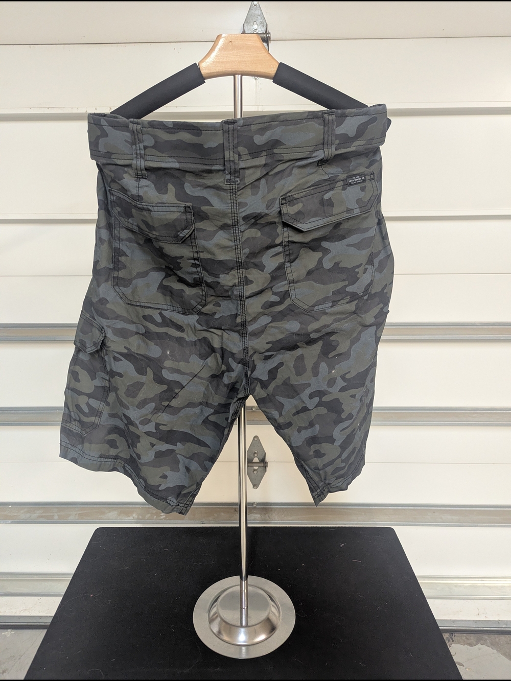 Lee Men's Gray/Black Camo Cargo Shorts - Picture 5 of 7